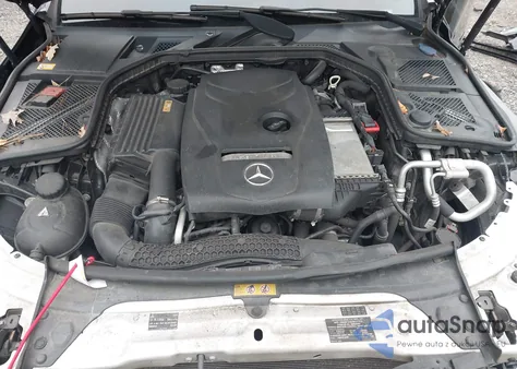 2015 Mercedes-Benz C 300 4Matic z USA, uszkodzony, nr VIN 55SWF4KBXFU008534